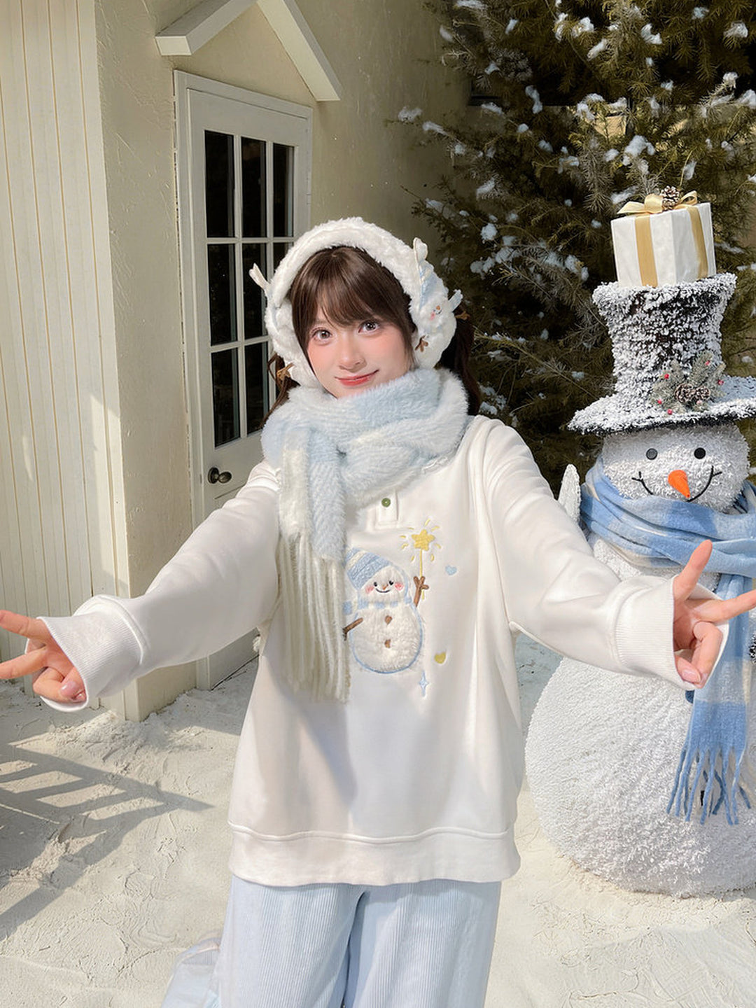 Snowman Appliqué Peter Pan Collar Sweatshirt