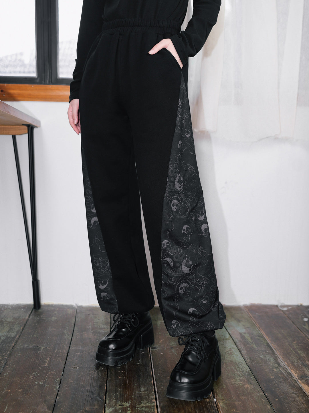 Black Raven Print Panel Fleece-Lined Sweatpants