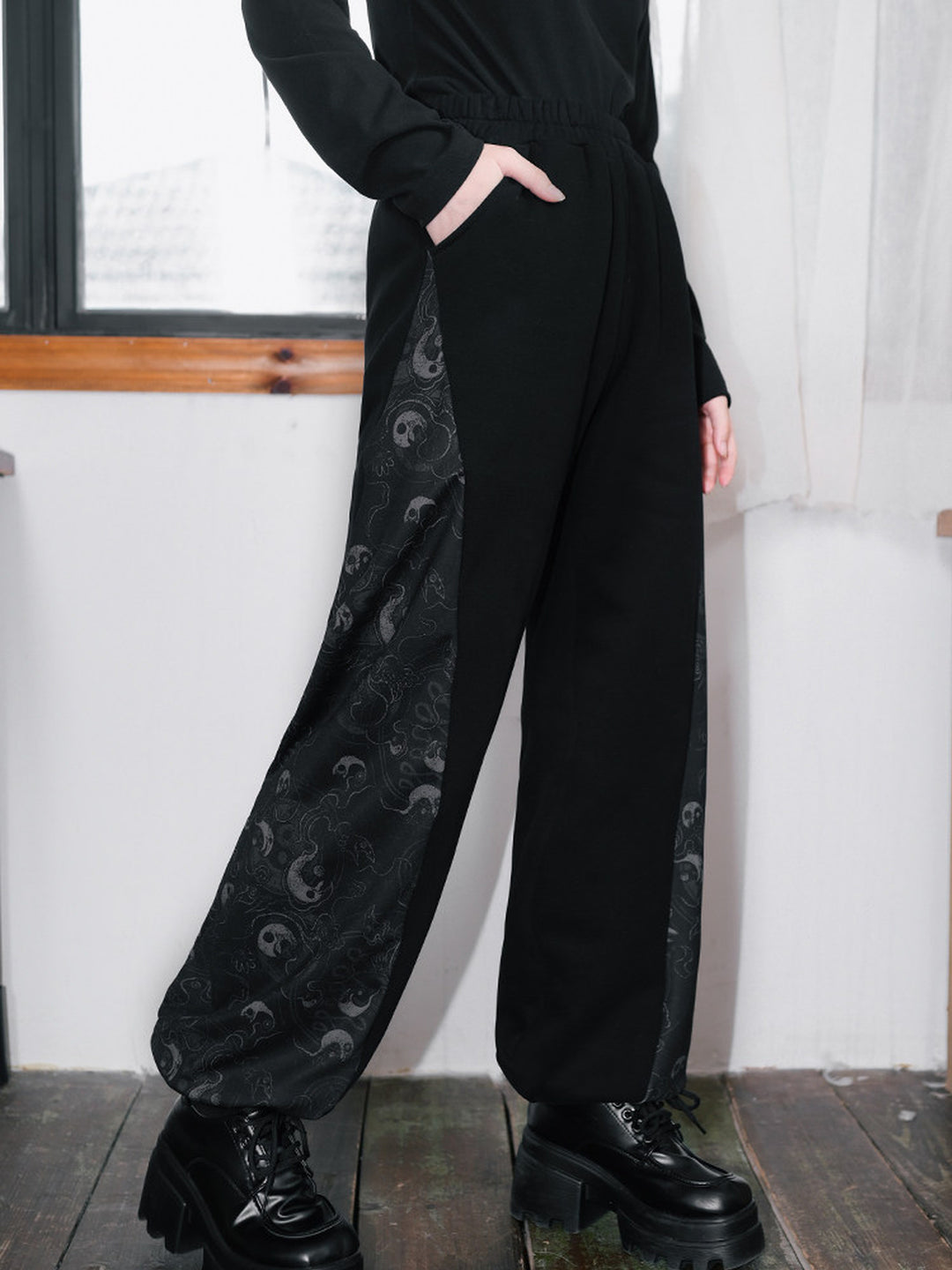 Black Raven Print Panel Fleece-Lined Sweatpants