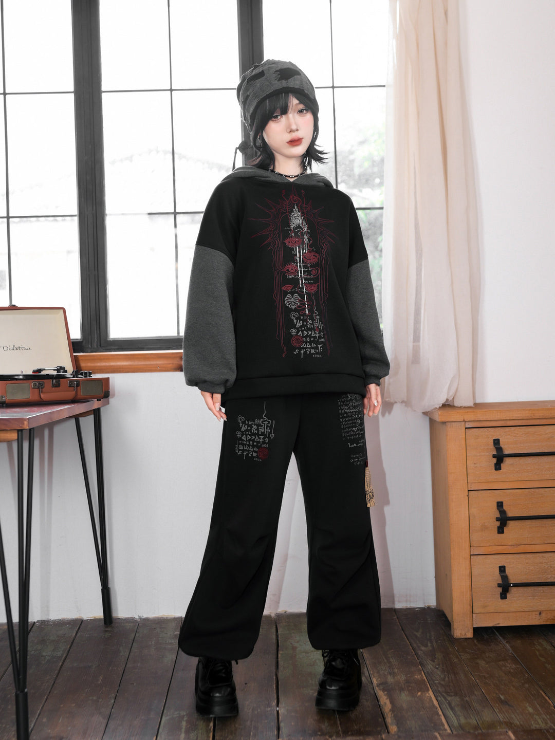 Black Graphic Fleece-Lined Convertible-Hem Wide-Leg Sweatpants