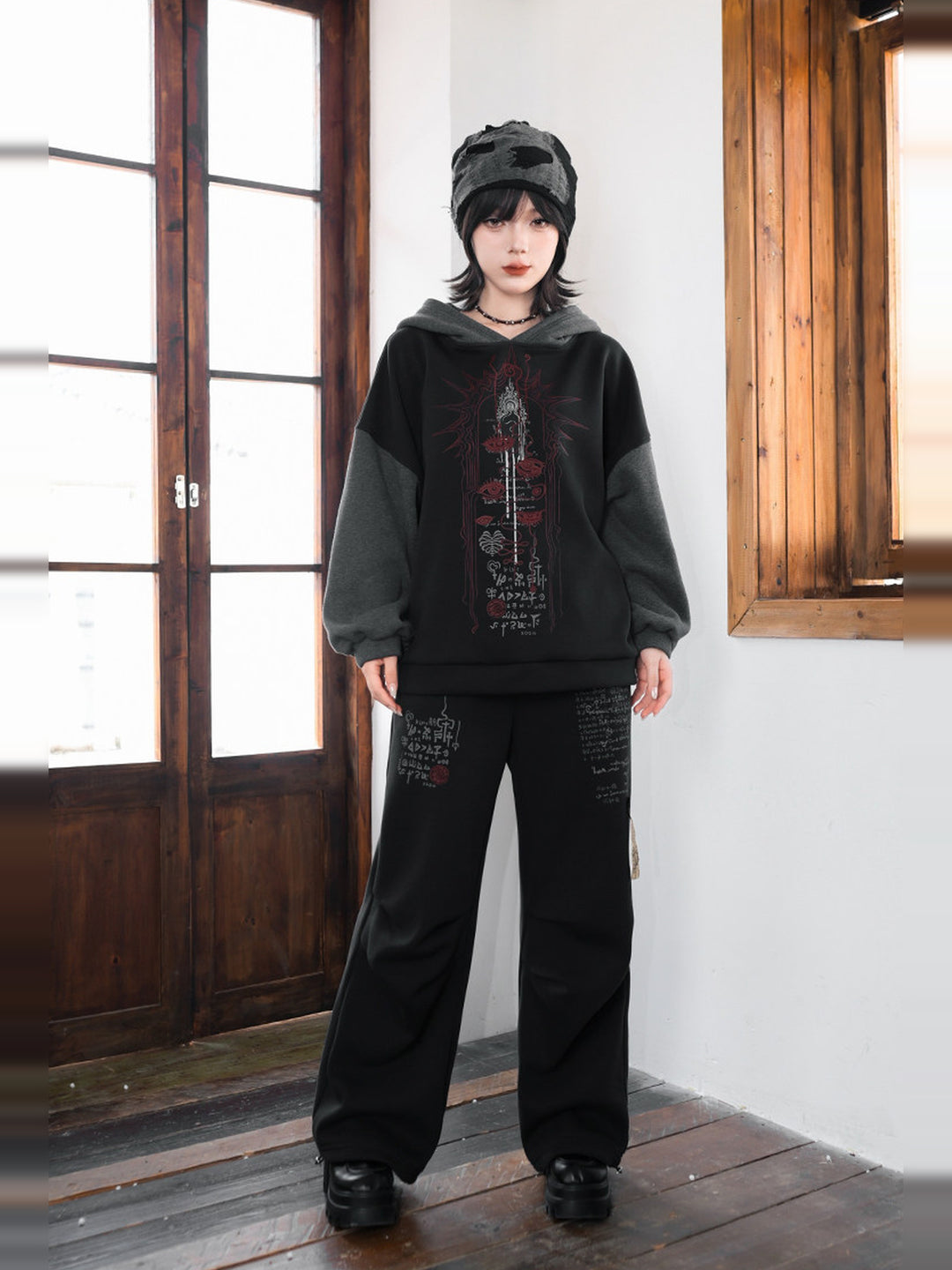 Black Graphic Fleece-Lined Convertible-Hem Wide-Leg Sweatpants