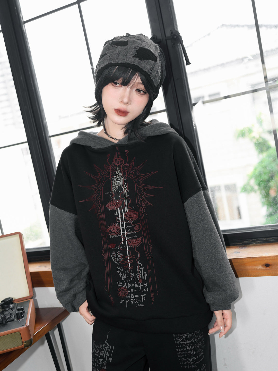 Black Occult Graphic Contrast-Sleeve Fleece-Lined Hoodie